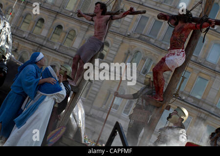 London, UK, Freitag, 6. April 2012. Die Wintershall-Besetzung "Die Passion Jesu" bei Trafalgar Square in London am Karfreitag Stockfoto