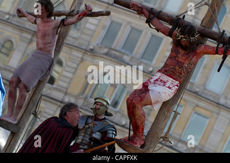 London, UK, Freitag, 6. April 2012. Die Wintershall-Besetzung "Die Passion Jesu" bei Trafalgar Square in London am Karfreitag Stockfoto