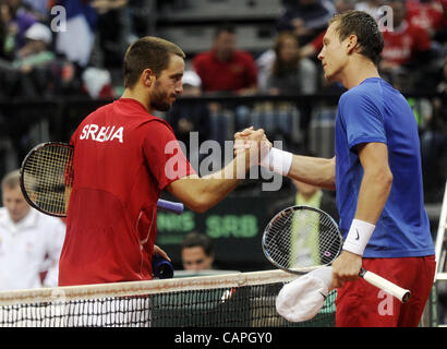 Tomas Berdych (CZE) (rechts) gewann Ageinst Viktor Troicki (SRB), Davis Cup-Viertelfinale, Prag, Tschechische Republik, 6. April 2012. (CTK Foto/Vit Simanek) Stockfoto