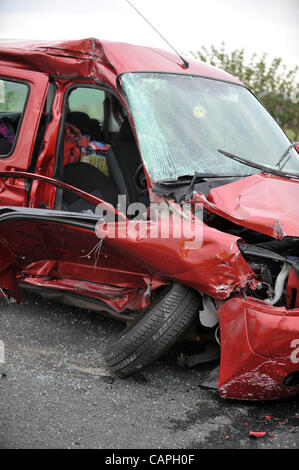 Die Szene nach einem tödlichen Verkehrsunfall auf der A35 Haupturlaub Strecke westlich von Dorchester, Dorset. Großbritannien. Die beiden Fahrzeuge beteiligt war eine rote Limousine und ein Müll-LKW.  BILD VON: DORSET MEDIENSERVICE. Stockfoto