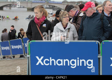 London, UK, Samstag, 7. April 2012.  Xchanging Oxford & Universität Cambridge Boat Race auf der Themse. Stockfoto