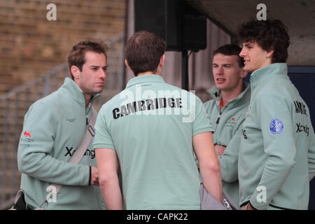 London, UK, Samstag 7. April 2012.The Xchanging Oxford & Universität Cambridge Boat Race auf der Themse. Stockfoto