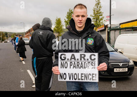 Belfast, UK/Irland. 04.07.2012 - halten Greater Ardoyne Bewohner Committee einen weiße Linie Protest gegen Oranier-Orden Paraden vorbei Bereich. Stockfoto