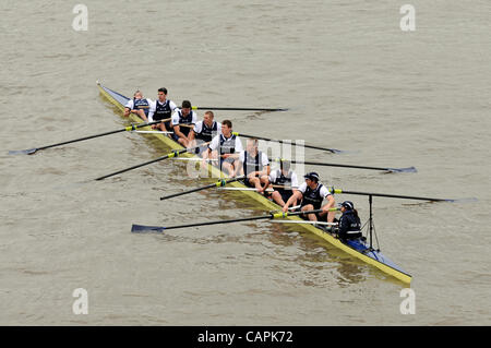 London, UK. 7. April 2012. Oxford-Team - nur nach dem Verlust Regatta 2012. Alex Woods, Oxford Bogen, zusammengebrochen ist. Stockfoto