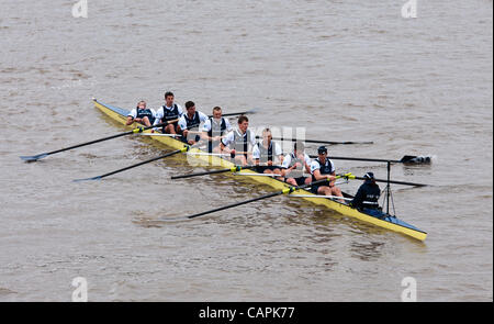 London, UK. 7. April 2012. Oxford rowing Team kurz nach Vollendung und die Regatta 2012 zu verlieren. Alex Woods, Oxford Bogen, zusammengebrochen ist. Stockfoto