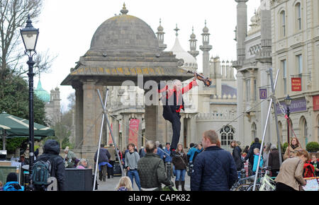 Brighton, Großbritannien. Auf die hohen Töne trifft ein Geigenmusiker am Osterwochenende auf einem Drahtseil Stockfoto