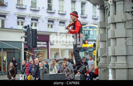 Brighton, Großbritannien. Auf die hohen Töne trifft ein Geigenmusiker am Osterwochenende auf einem Drahtseil Stockfoto