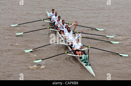 London, UK. 7. April 2012. Cambridge Mannschaft feiert ihren Sieg in der Regatta 2012 bestandener nur unter Chiswick Bridge Stockfoto