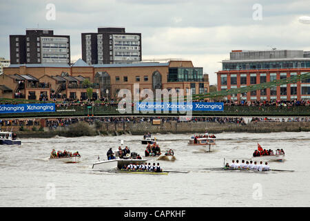 Die Oxford und Cambridge Boote Hammersmith Bridge während der 158. Austausch University Boat Race, London Stockfoto