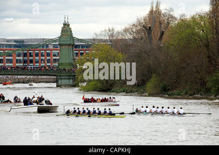 Die Oxford und Cambridge Boote Hammersmith Bridge während der 158. Austausch University Boat Race, London Stockfoto