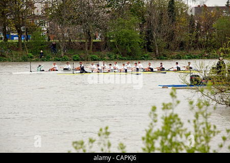 Die Oxford und Cambridge Boote warten auf den neuen start des Rennens, nachdem ein Schwimmer der 158. Austausch University Boat Race, London gestoppt Stockfoto