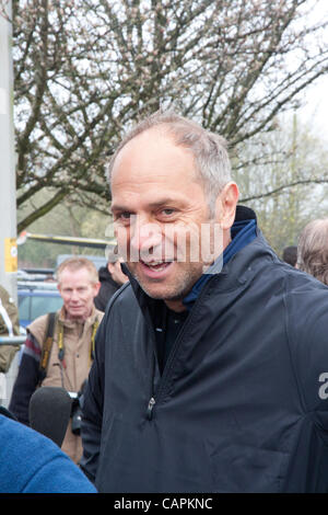 Devizes, UK. 7. April 2012. Herr Steve Redgrave interviewt vor Devizes Wiltshire, Westminster, London 125 Meile internationale Kanu-Rennen ab. Stockfoto