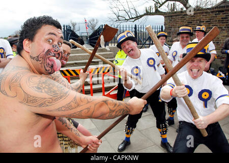 Maoris und Morris Männer Schlacht es in gewissem Sinne ähnlich dem traditionellen Stick Tanz an der Xchanging University Boat Race 2012. Stockfoto