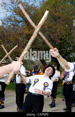 Hammersmith Morris Seite tanzen die traditionellen Stocktanz Xchanging University Boat Race 2012 Stockfoto