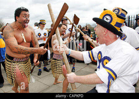 Maoris und Morris Männer Schlacht es in gewissem Sinne ähnlich dem traditionellen Stick Tanz an der Xchanging University Boat Race 2012. Stockfoto