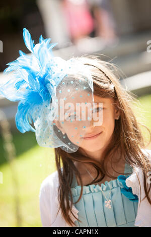 Ein junges Mädchen zeigt ihre Ostern Motorhaube während der jährlichen Hut Damen Ostern-Promenade am 7. April 2012 in Charleston, South Carolina. Stockfoto