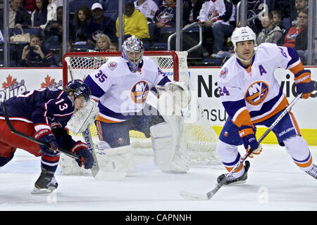 7. April 2012 - Columbus, Ohio, USA - Columbus Blue Jackets rechten Flügel Cam Atkinson (13) geht nach einem Rebound als New York Islanders Torwart Al Montoya (35) und New York Islanders Verteidiger Steve Staios (24) verteidigen das Netz in der ersten Periode des Spiels zwischen den New York Islanders und Columbus Bl Stockfoto