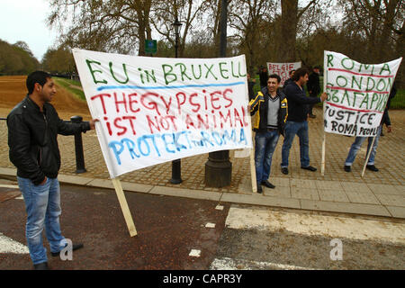 London, UK. 04.08.2012. Demonstranten tragen Banner zum Hyde Park Corner, der Sammelpunkt für die Prozession. 8. April ist Tag der Roma-Nation. Stockfoto