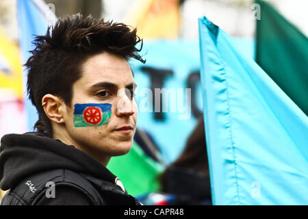 London, UK. 04.08.2012. Ein Demonstrant mit der Roma-Flagge gemalt auf ihrem Gesicht. 8. April ist Tag der Roma-Nation. Stockfoto