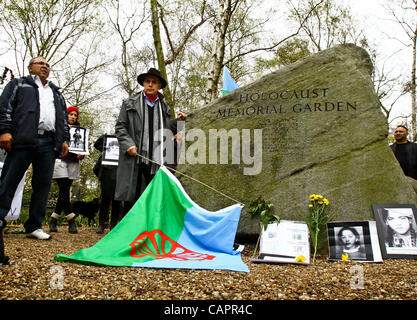 London, UK. 04.08.2012. Roma, Reisende und Zigeuner legen Blumen an das Holocaust-Mahnmal im Hyde Park Roma getötet während des Holocaust zu gedenken und Anti-Roma-Rassismus zu protestieren. 8. April ist Tag der Roma-Nation. Stockfoto