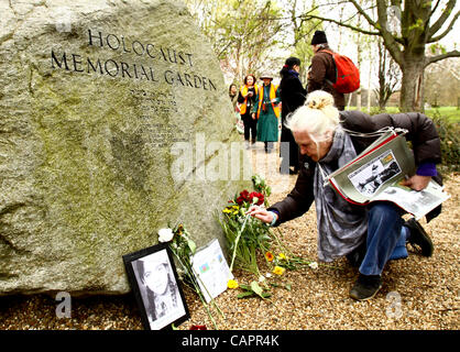 London, UK. 04.08.2012. Roma, Reisende und Zigeuner legen Blumen an das Holocaust-Mahnmal im Hyde Park Roma getötet während des Holocaust zu gedenken und Anti-Roma-Rassismus zu protestieren. 8. April ist Tag der Roma-Nation. Stockfoto