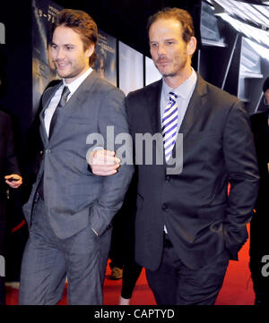 Taylor Kitsch, Peter Burg, 3. April 2012: Tokio, Japan: Taylor Kitsch(L) Schauspieler und Regisseur Peter Burg besucht die Weltpremiere des Films "Schlachtschiff" in Tokio, Japan, am 3. April, 2012.The Film öffnet am 13. April in Japan. Stockfoto