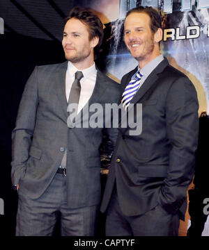 Taylor Kitsch, Peter Burg, 3. April 2012: Tokio, Japan: Taylor Kitsch(L) Schauspieler und Regisseur Peter Burg besucht die Weltpremiere des Films "Schlachtschiff" in Tokio, Japan, am 3. April, 2012.The Film öffnet am 13. April in Japan. Stockfoto