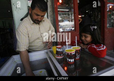 8. April 2012 - Rafah, Gaza-Streifen, Palästinensische Gebiete - A palästinensisches Mädchen kauft Eiscreme auf dem Markt im südlichen Gazastreifen Flüchtlingslager Rafah im 8. April 2012. Foto von Eyad Al Baba (Kredit-Bild: © Eyad Al Baba Apaimages/APA Images/ZUMAPRESS.com) Stockfoto