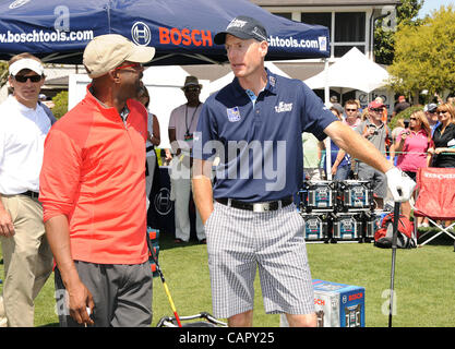 9. April 2012 - Myrtle Beach, South Carolina; USA - Musiker DARIUS RUCKER und PGA Tour Professional JIM FURYK beteiligt sich an der 18. jährliche Montag nach The Masters Promi pro-am-Golfturnier, die im Barefoot Landing Golf Resort liegt in Myrtle Beach stattfand.  Copyright 2012 Jason Stockfoto