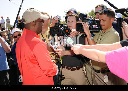 9. April 2012 - Myrtle Beach, South Carolina; USA - Musiker DARIUS RUCKER beteiligt sich die 18. jährliche Montag nach The Celebrity pro-am Golf Masters, die im Barefoot Landing Golf Resort liegt in Myrtle Beach stattfand.  Copyright 2012 Jason Moore. (Kredit-Bild: © Jason Moore / Stockfoto