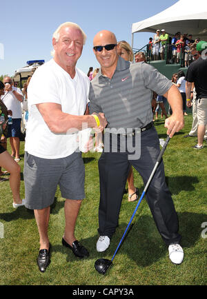 9. April 2012 - Myrtle Beach, South Carolina; USA - Wetter Kanäle JIM CANTORE und Wrestler RIC FLAIR beteiligt sich an der 18. jährliche Montag nach The Masters Promi pro-am-Golfturnier, die im Barefoot Landing Golf Resort liegt in Myrtle Beach stattfand.  Copyright 2012 Jason Moo Stockfoto