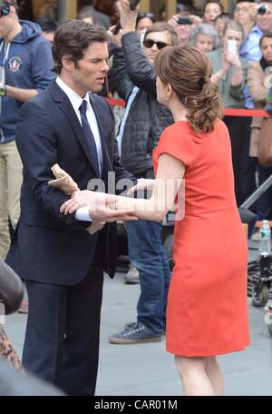 James Marsden, Tina Fey am Standort Film Shooting für 30 ROCK Filiming vor Ort, 30 Rockefeller Center, New York, NB 9. April 2012. Foto von: Derek Sturm/Everett Collection Stockfoto