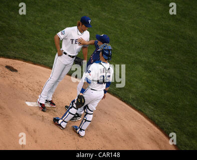 9. April 2012 - Arlington, Texas, USA - 9. April 2012. Arlington, Tx USA. Yu Darvish ist im ersten Inning von Rangers pitching Coach Mike MAddox und Catcher Mike Napoli beruhigt. Die Seattle Mariners spielten die Texas Rangers als Yu Darvish, die Rangers neue japanische Krug machte seinem Major League Stockfoto