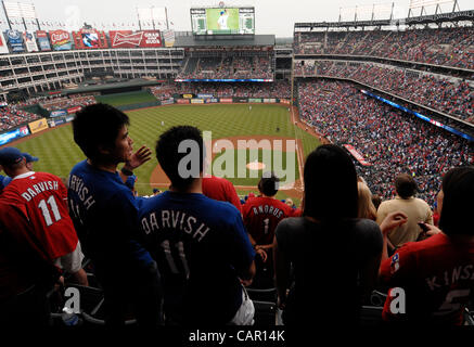 9. April 2012 - Arlington, Texas, USA - 9. April 2012. Arlington, Tx USA. Japanische Baseball-Fans warten auf das Debüt von Yu Darvish. Die Seattle Mariners spielte die Texas Rangers als Yu Darvish, der neuen japanischen Pitcher Rangers sein Debüt Major League Baseball mit 11 zu 5 gewinnen. (Kredit-Bild: © Stockfoto