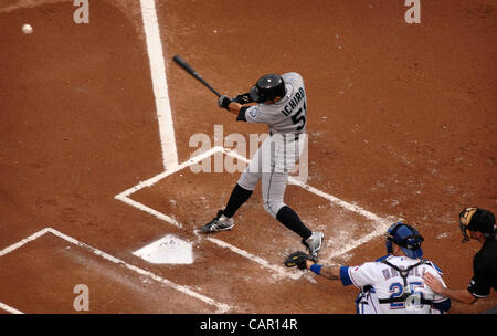 9. April 2012 - Arlington, Texas, USA - 9. April 2012. Arlington, Tx USA. Seattle Mariners Outfielder Ichiro Suzuki trifft eine erste Inning Singel gegen Waldläufer Krug Yu Darvish. Die Seattle Mariners spielten die Texas Rangers als Yu Darvish, die Rangers neue japanische Krug machte seine Hauptliga-Bas Stockfoto