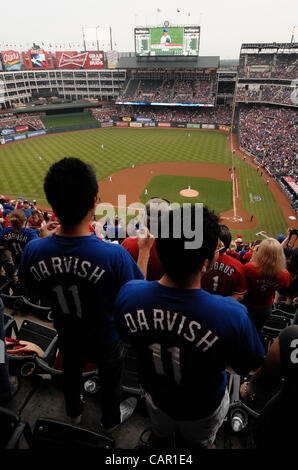 9. April 2012 ansehen - Arlington, Texas, US - japanischen Fans ihre Helden YU DARVISH bei den Texas Rangers beginnen. Die Seattle Mariners spielte die Texas Rangers als Yu Darvish, der neuen japanischen Pitcher Rangers sein Debüt Major League Baseball mit 11 zu 5 gewinnen. (Kredit-Bild: © Ralph Lauer/ZUMAPR Stockfoto