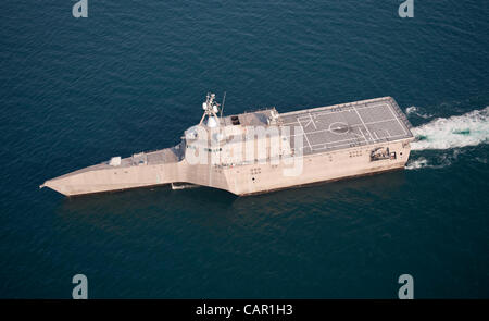 Littoral combat Ship USS Independence (LCS-2) dampft durch den Atlantischen Ozean vor der Küste von Florida 10. April 2012. Segler aus der Unabhängigkeit Gold Crew und eingeschifften Mine Gegenmaßnahmen, Ablösung 1 laufen für das Schiff Jungfernfahrt nach San Diego. Stockfoto