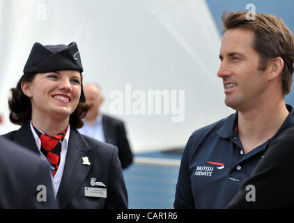 Ben Ainslie, Olympische Goldmedaille Seemann aus Team GB, Treffen mit British Airways Flugbegleiter bei einer neuen Solar-Panel Installation Darlehensregelung ins Leben gerufen von der Fluggesellschaft bei Portland in Dorset. 04.10.2012. Kreditrahmen: Kredit: Dorset Mediendienst / Alamy Live News Stockfoto