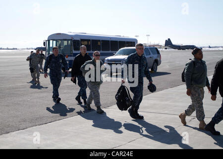 Arktis Care Teilnehmer steigen Sie einen Bus vor dem Laden auf eine Luftwaffe c-17 Globemaster III an gemeinsame Basis Elmendorf-Richardson, 9 April, nach Nome, Alaska. Stockfoto