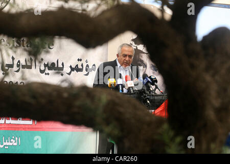 10. April 2012 - beteiligt Ramallah, Westjordanland, Palästinensische Autonomiegebiete - palästinensischen Ministerpräsidenten Salam Fayyad sich an der sechsten Internationalen Konferenz des Volkswiderstands Bil'in. Foto von Issam Rimawi. Stockfoto