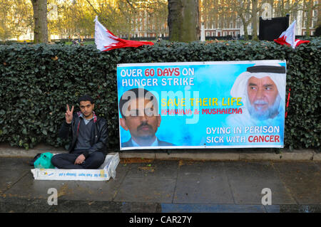 London, UK. 04.10.12. Ali Mushaime wurde in den Hungerstreik getreten außerhalb der US-Botschaft für 6 Tage in Solidarität mit seinem Vater, Leben in einem Gefängnis Bahrain für sein Engagement während der Aufstände es dient. Ali Gesichter 15 Jahre im Gefängnis, wenn er in Bahrain zurück. Stockfoto