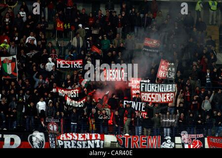 Milan-fans, 10. April 2012 - Fußball / Fußball: italienische "Serie A" match zwischen AC Chievo Verona 0-1 AC Milan im Stadio Marc'Antonio Bentegodi in Verona, Italien. (Foto: AFLO) Stockfoto