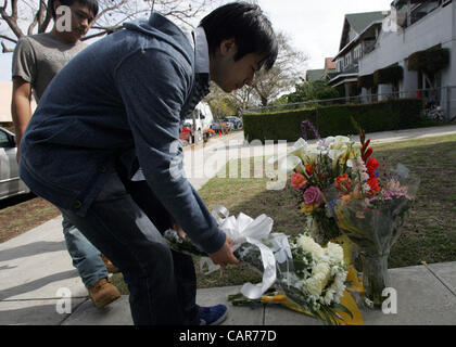 11. April 2012 - Los Angeles, Kalifornien, USA - Freunde der Opfer legen Sie Blumen in eine Gedenkstätte in der Szene ein shooting von zwei Studenten der USC in Los Angeles an Mittwoch, 11. April 2012. Die Polizei sagte ein Schütze öffnete Feuer auf einer BMW in der Nähe der University of Southern California Campus am Mittwoch, k Stockfoto