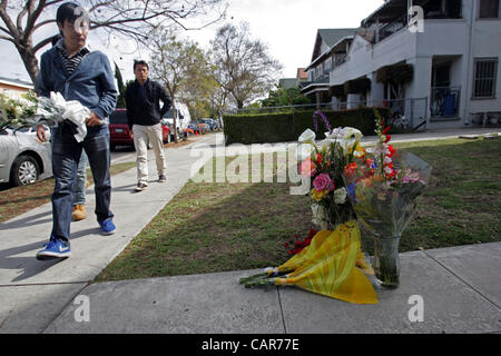 11. April 2012 - Los Angeles, Kalifornien, USA - Freunde der Opfer legen Sie Blumen in eine Gedenkstätte in der Szene ein shooting von zwei Studenten der USC in Los Angeles an Mittwoch, 11. April 2012. Die Polizei sagte ein Schütze öffnete Feuer auf einer BMW in der Nähe der University of Southern California Campus am Mittwoch, k Stockfoto