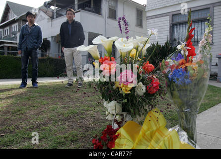 11. April 2012 - Los Angeles, Kalifornien, USA - Freunde der Opfer legen Sie Blumen in eine Gedenkstätte in der Szene ein shooting von zwei Studenten der USC in Los Angeles an Mittwoch, 11. April 2012. Die Polizei sagte ein Schütze öffnete Feuer auf einer BMW in der Nähe der University of Southern California Campus am Mittwoch, k Stockfoto