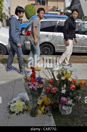 11. April 2012 - Los Angeles, Kalifornien, USA - Freunde der Opfer legen Sie Blumen in eine Gedenkstätte in der Szene ein shooting von zwei Studenten der USC in Los Angeles an Mittwoch, 11. April 2012. Die Polizei sagte ein Schütze öffnete Feuer auf einer BMW in der Nähe der University of Southern California Campus am Mittwoch, k Stockfoto