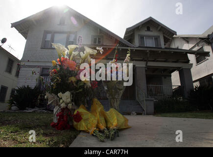 11. April 2012 werden an eine Gedenkstätte in der Szene ein shooting von zwei Studenten der USC in Los Angeles an Mittwoch, 11. April 2012 - Los Angeles, Kalifornien, USA - Blumen platziert. Die Polizei sagte ein Schütze öffnete Feuer auf einer BMW in der Nähe der University of Southern California Campus am Mittwoch, töten zwei int Stockfoto