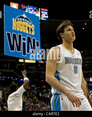 11. April 2012 - Denver, CO, USA - Nuggets DANILO GALLINARI, Recht, atmet einen Seufzer der Erleichterung, nachdem die Nuggets das enge Spiel in der 2. zu beenden. die Hälfte im Pepsi Center Mi. Nacht. Die Nuggets schlagen die Timberwolves 113-107. (Kredit-Bild: © Hector Acevedo/ZUMAPRESS.com) Stockfoto