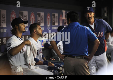 Yu Darvish, Mike Napoli (Rangers), 9. April 2012 - MLB: Japans Yu Darvish (L), sitzt Catcher Mike Napoli der Texas Rangers in der Bank während der Baseball-Spiel gegen die Seattle Mariners an Rangers Ballpark in Arlington in Arlington, Texas, Vereinigte Staaten von Amerika. Das Recht ist pitching Coach Mike Mad Stockfoto