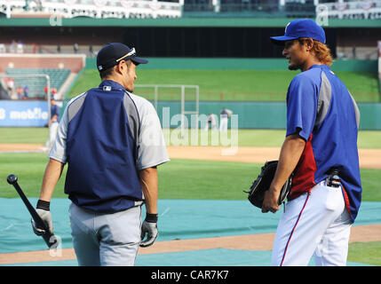 Ichiro Suzuki (Seeleute), Yu Darvish (Rangers), 10. April 2012 - MLB: Japans Yu Darvish (R) der Texas Rangers wird von Japans Ichiro Suzuki von den Seattle Mariners vor dem Baseballspiel im Rangers Ballpark in Arlington in Arlington, Texas, Vereinigte Staaten von Amerika begrüßt.  (Foto: AFLO) Stockfoto